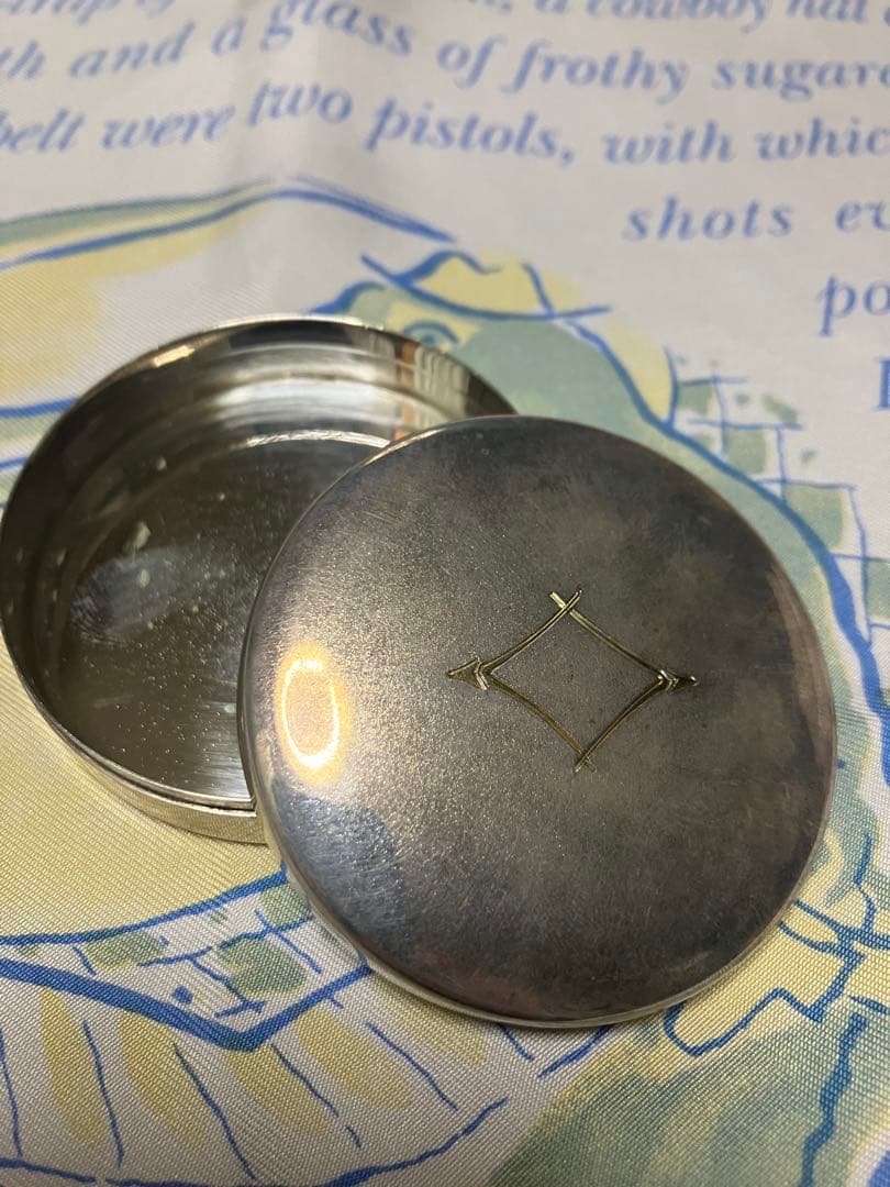 銀製 ボンボ二エール？小物入れ