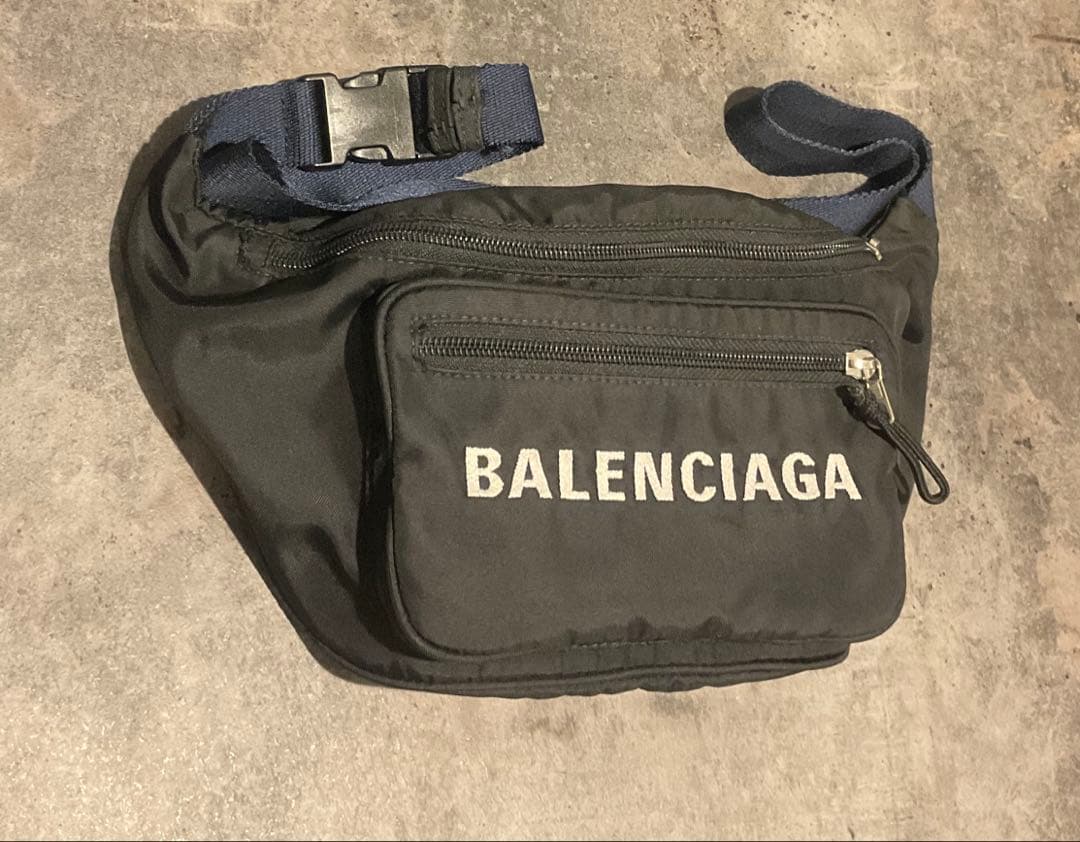 BALENCIAGA ロゴ刺繍 ナイロン ボディバッグ