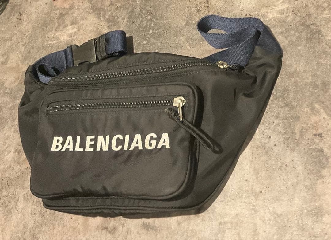BALENCIAGA ロゴ刺繍 ナイロン ボディバッグ