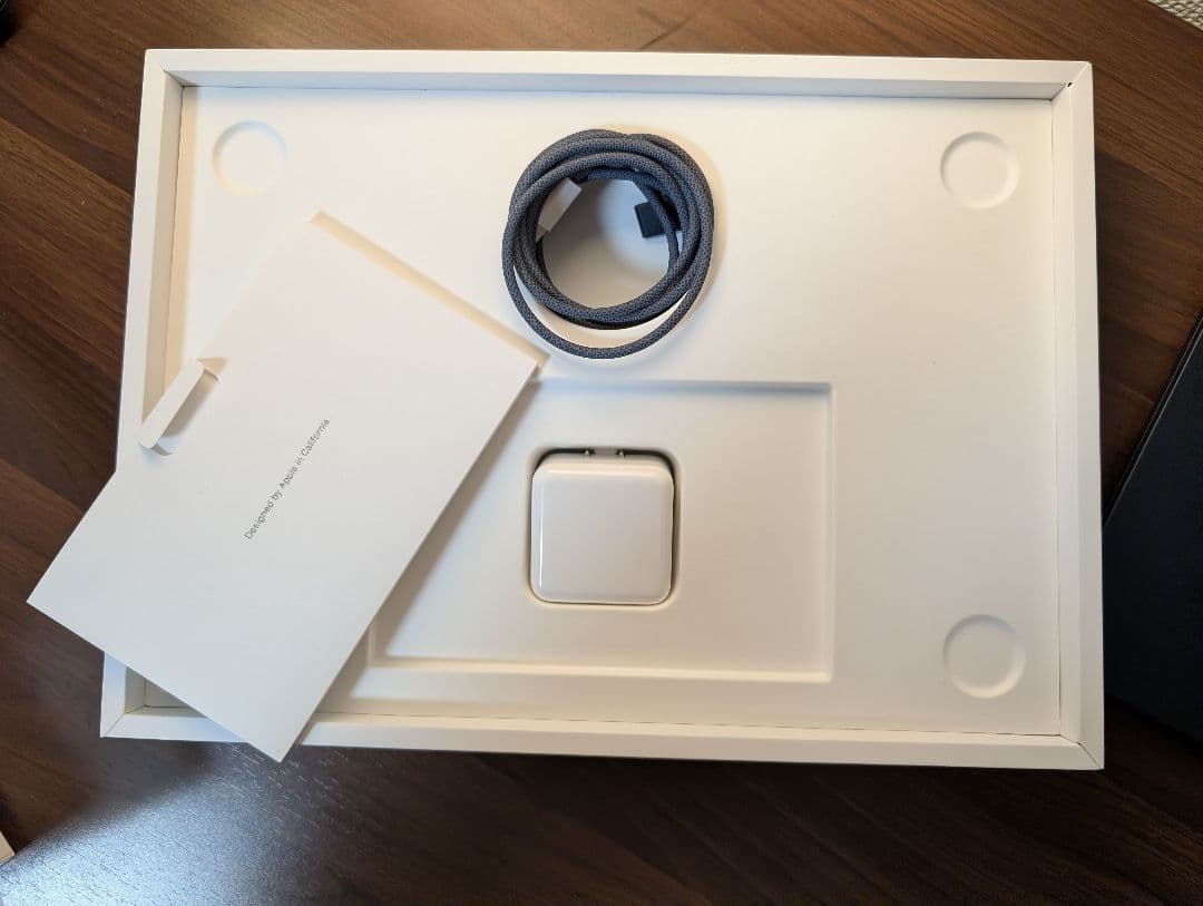 【美品】MacBook Air M2 13.6 16GB/2TB