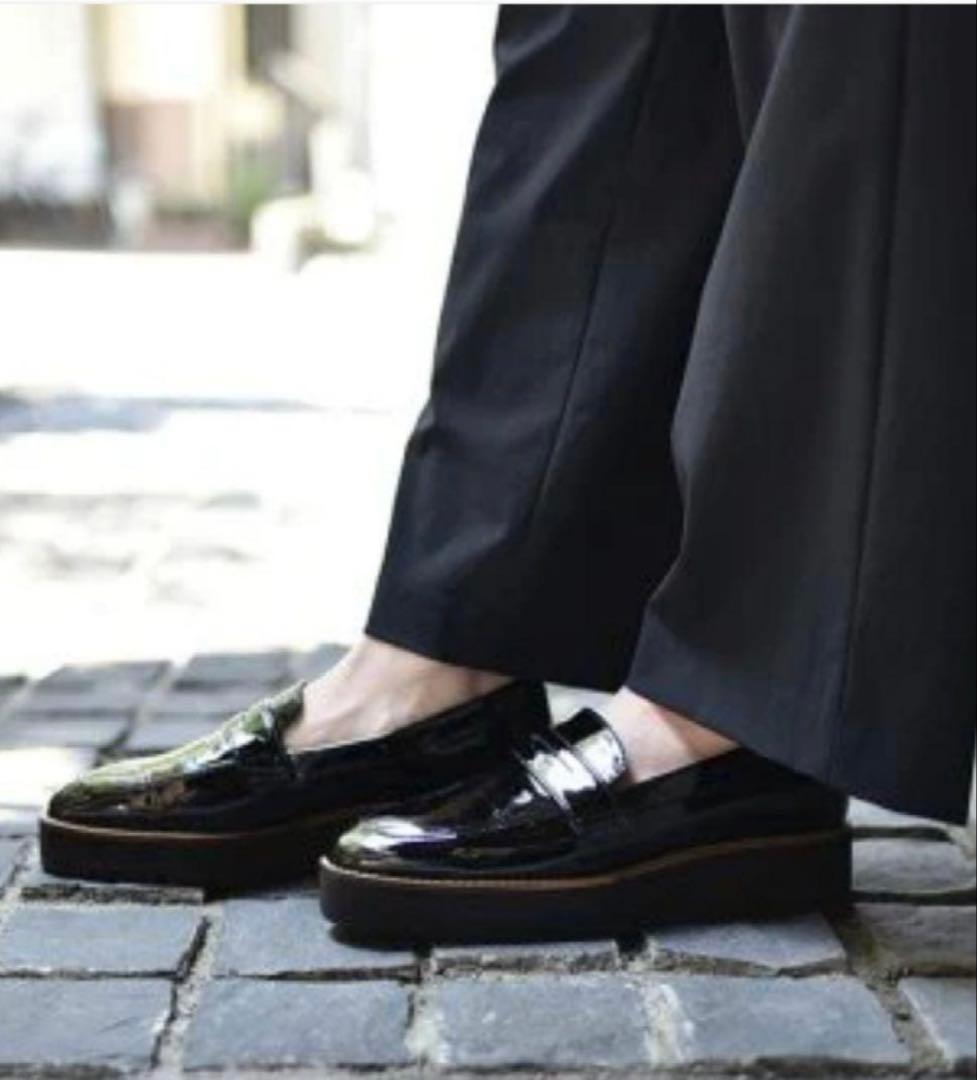 OUR ブラック エナメル ローファー