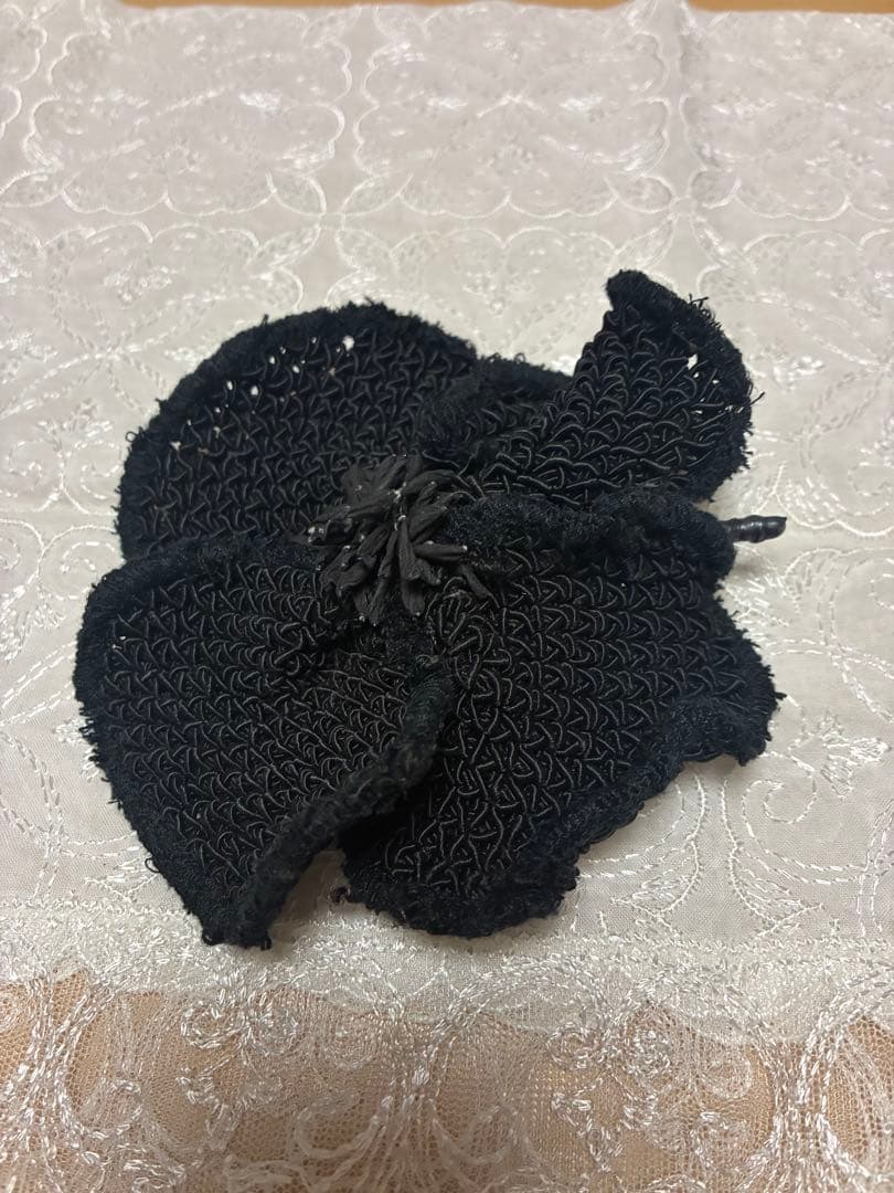 ブラック花型ブローチ　CHANEL