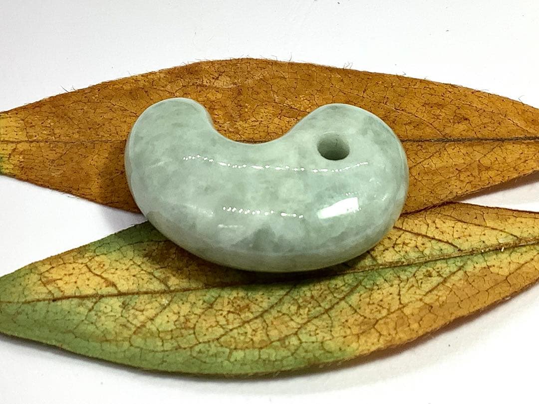 ⭕️天然の産物*氷紋様糸魚川翡翠勾玉‼️ 卸しお値段に自信あり　鑑定鑑別書　極上品質