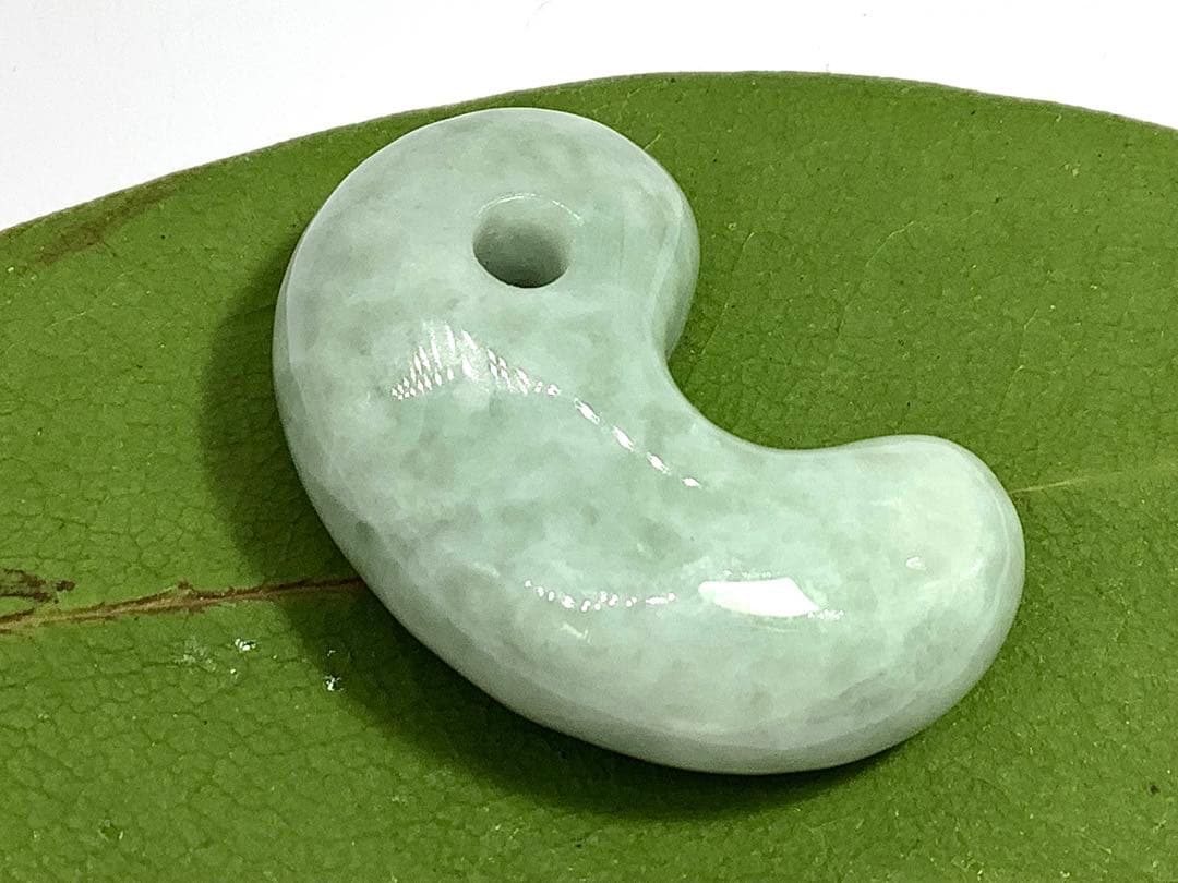 ⭕️天然の産物*氷紋様糸魚川翡翠勾玉‼️ 卸しお値段に自信あり　鑑定鑑別書　極上品質