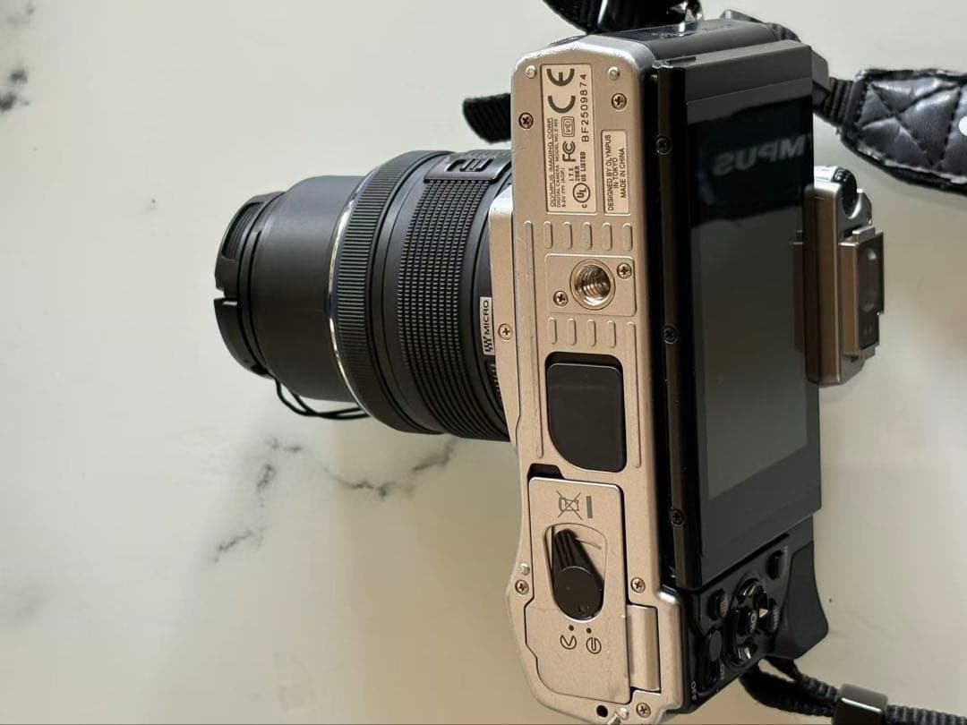 【美品】ミラーレス一眼 OLYMPUS OM-D E-M5