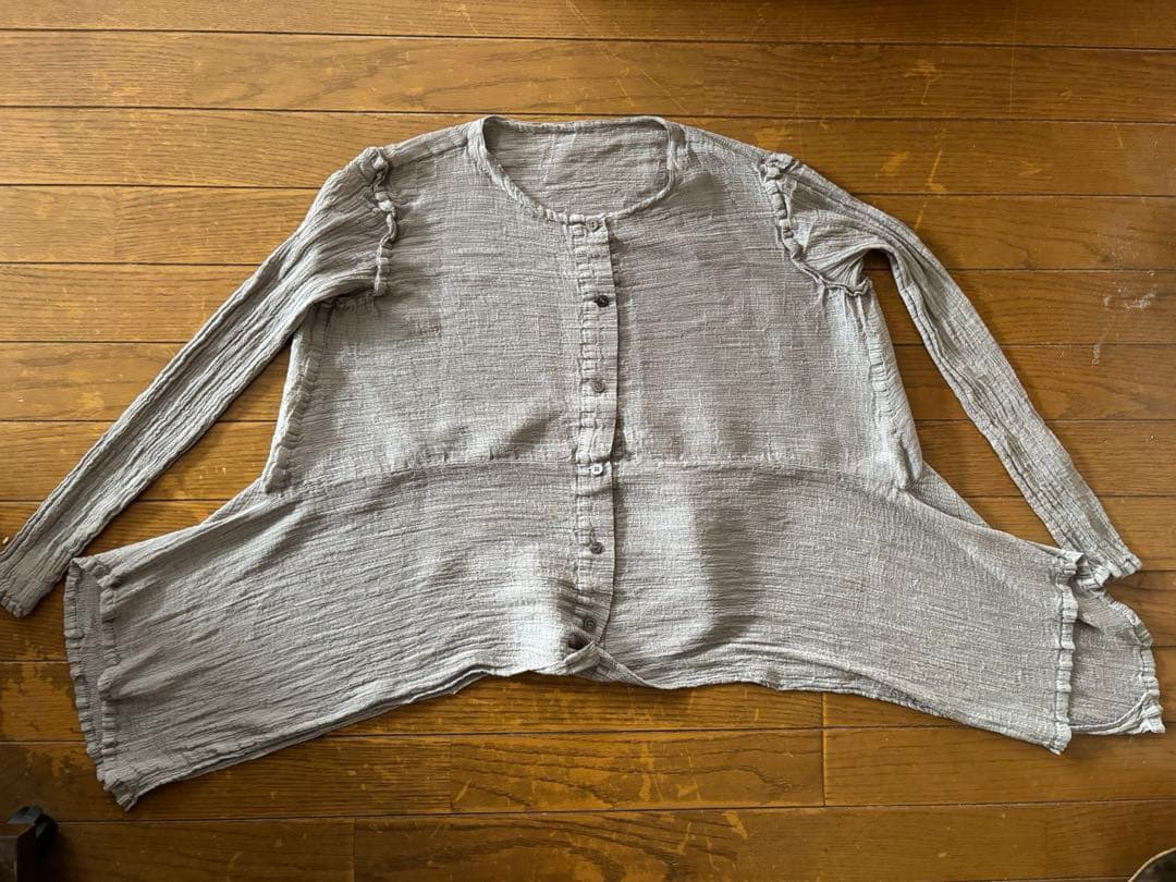 ISSAY Miyake me グレー ボタン付きシャツ フリル付き