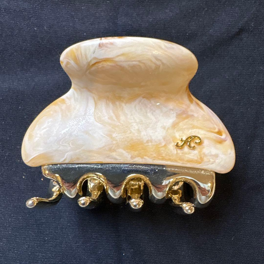 ACCA マーブルホワイト クレッシェンド型ヘアクリップ