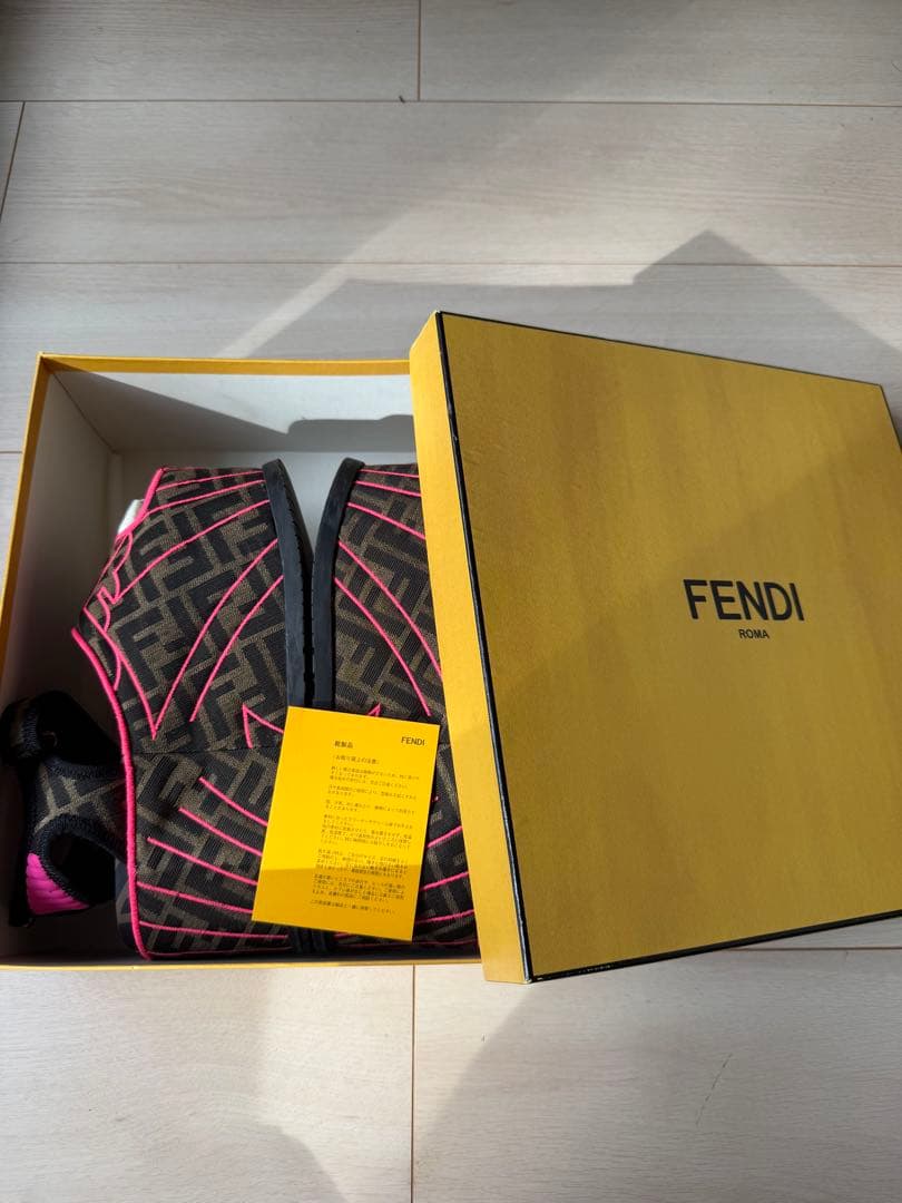 FENDI ブラック ピンク サンダル