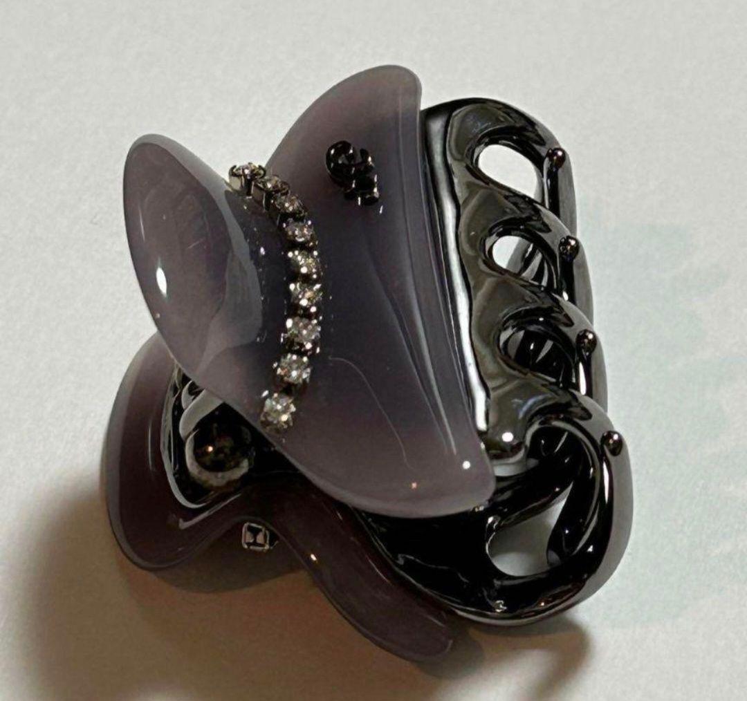 紫色のラインストーン付きヘアクリップ