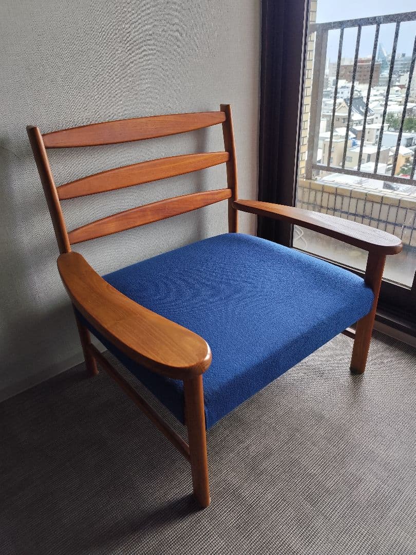 デンマーク　チーク　木製フレーム 青いクッション 　1人掛けチェア　肘掛け