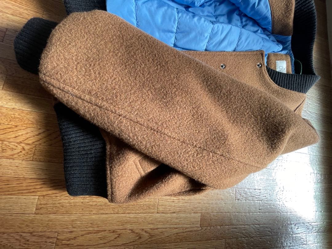 LACOSTE ブラウン スタジャン Lロゴ刺繍