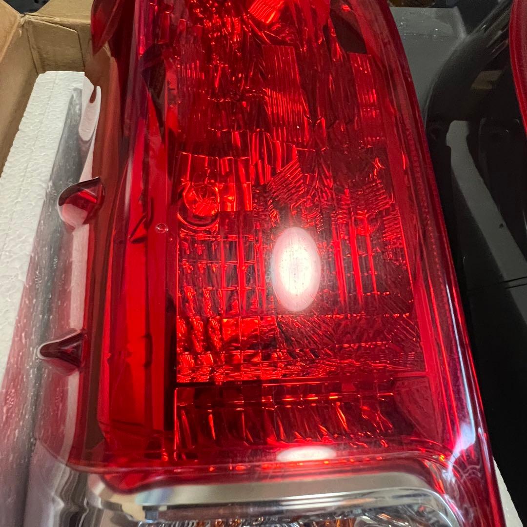 トヨタ ハイエース 200系 純正 テールランプ