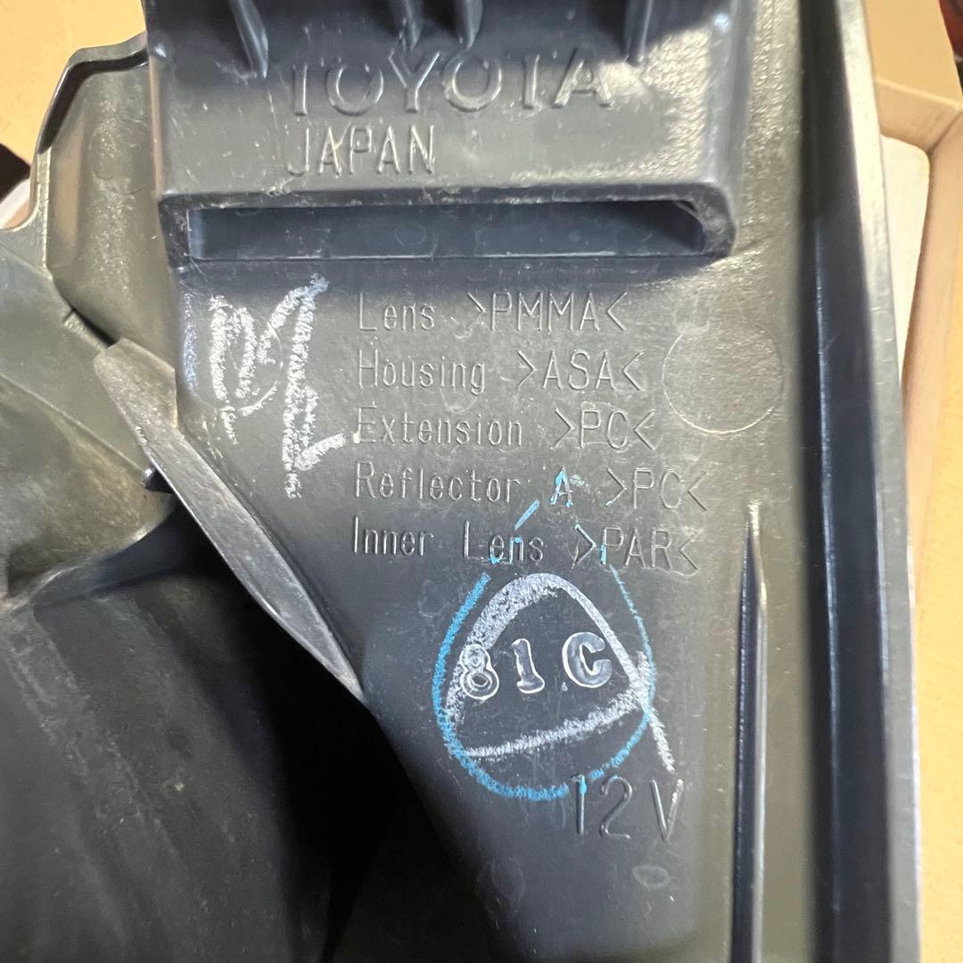 トヨタ ハイエース 200系 純正 テールランプ