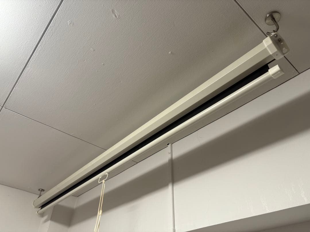 手動吊り下げ式 プロジェクタースクリーン 75インチ（4:3）