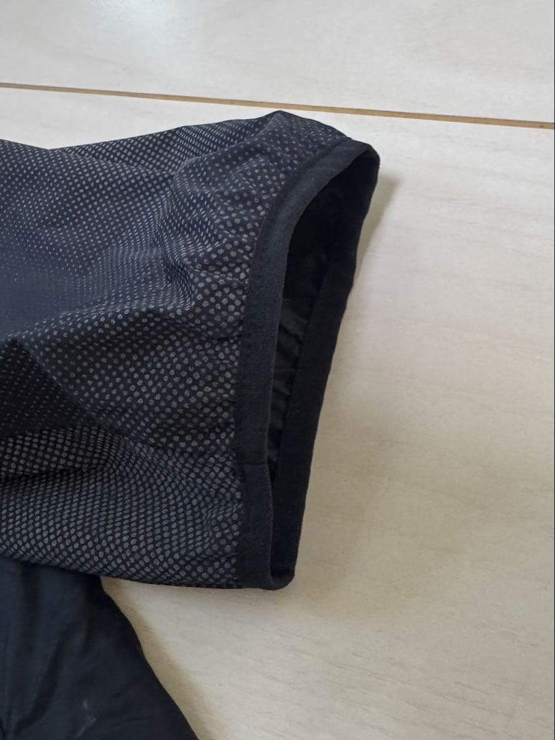 on ランニングジャケット グレー/ブラック