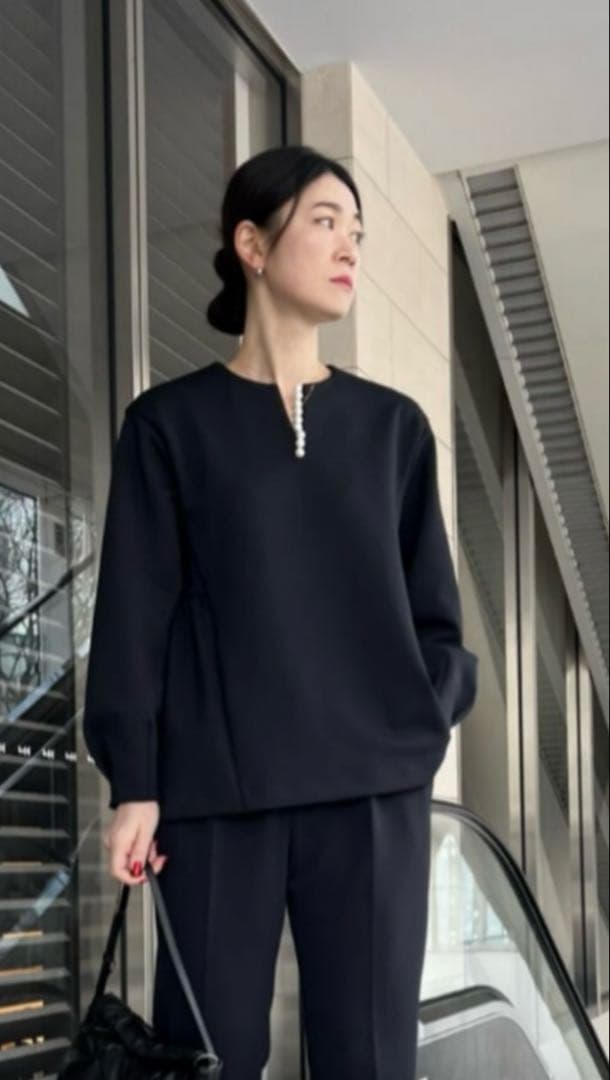 美品UNITED ARROWS SPONGY パールモチーフブラウス　ブラック