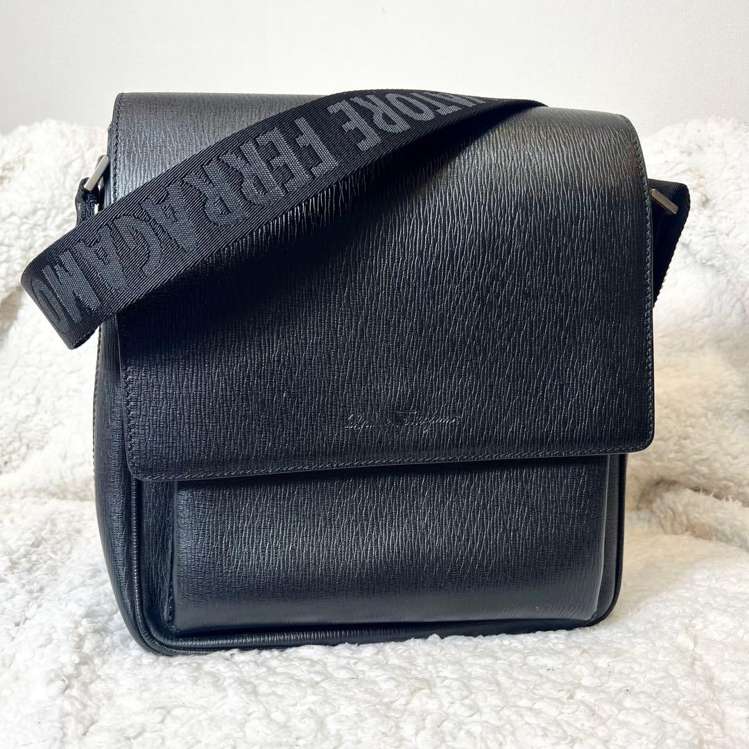 Salvatore Ferragamo ショルダーバッグ 黒 レザー　フェラガモ