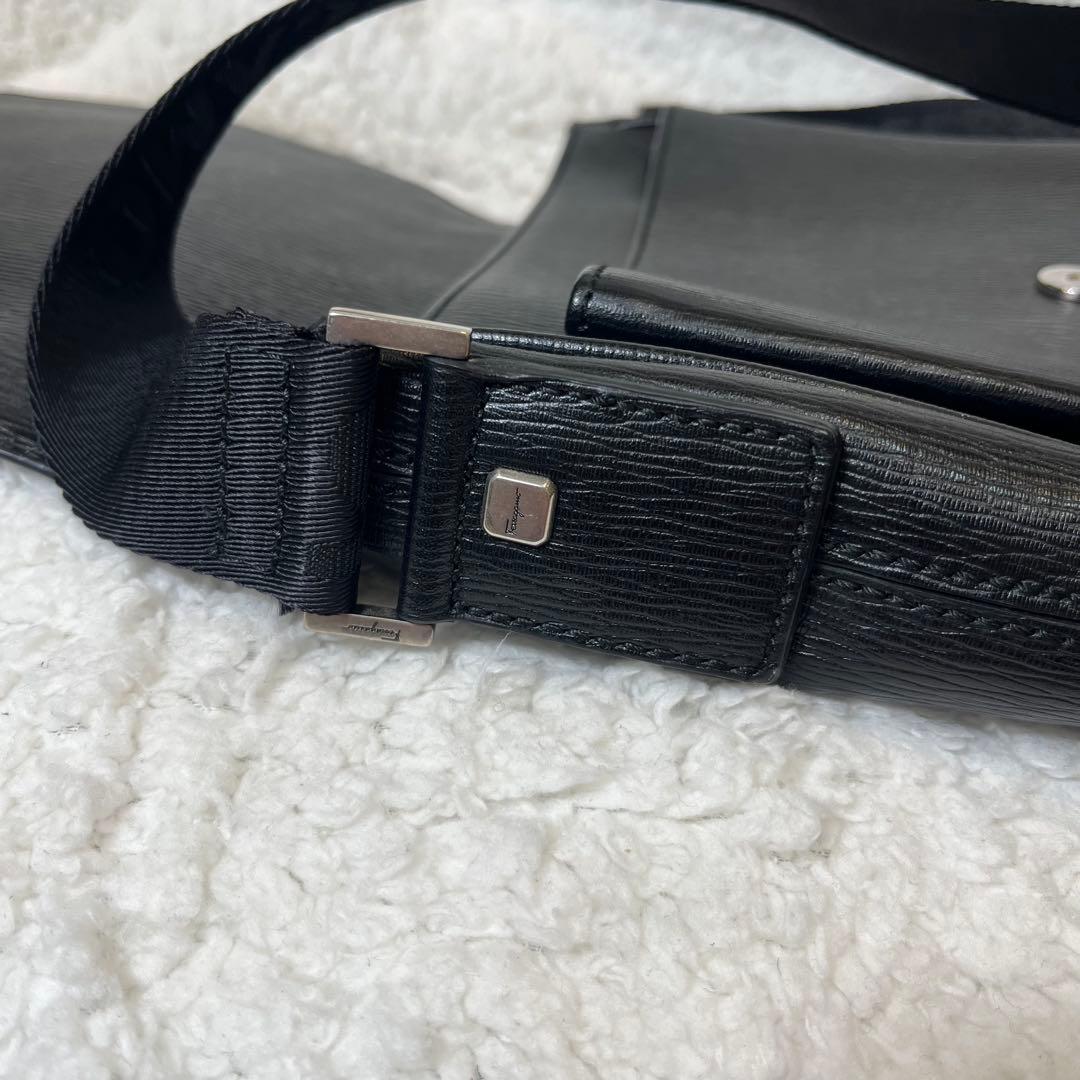 Salvatore Ferragamo ショルダーバッグ 黒 レザー　フェラガモ