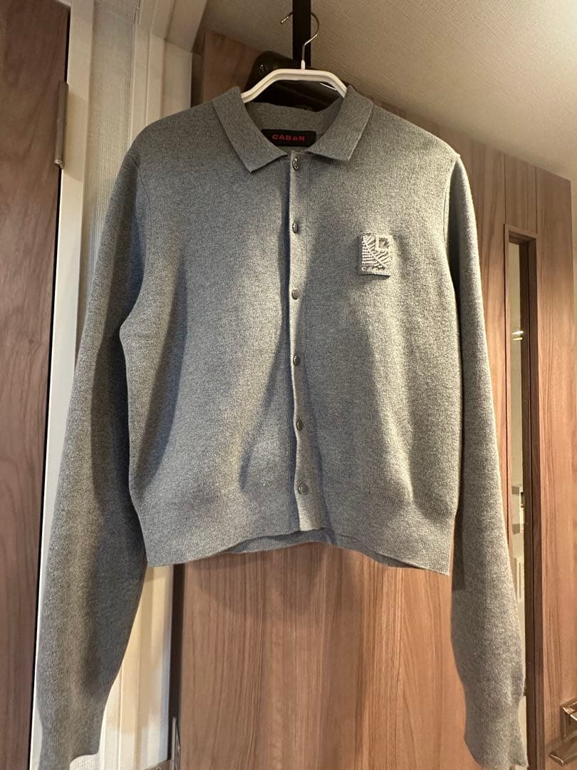 試着のみ美品：CABaN コットンカシミヤ パールロゴポロカーディガン グレー