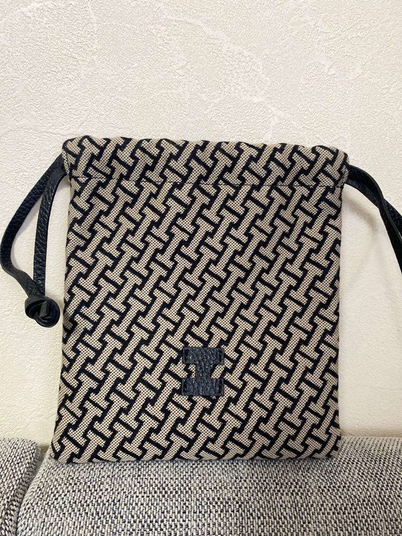 IACUCCIのモノグランマ ポーチ