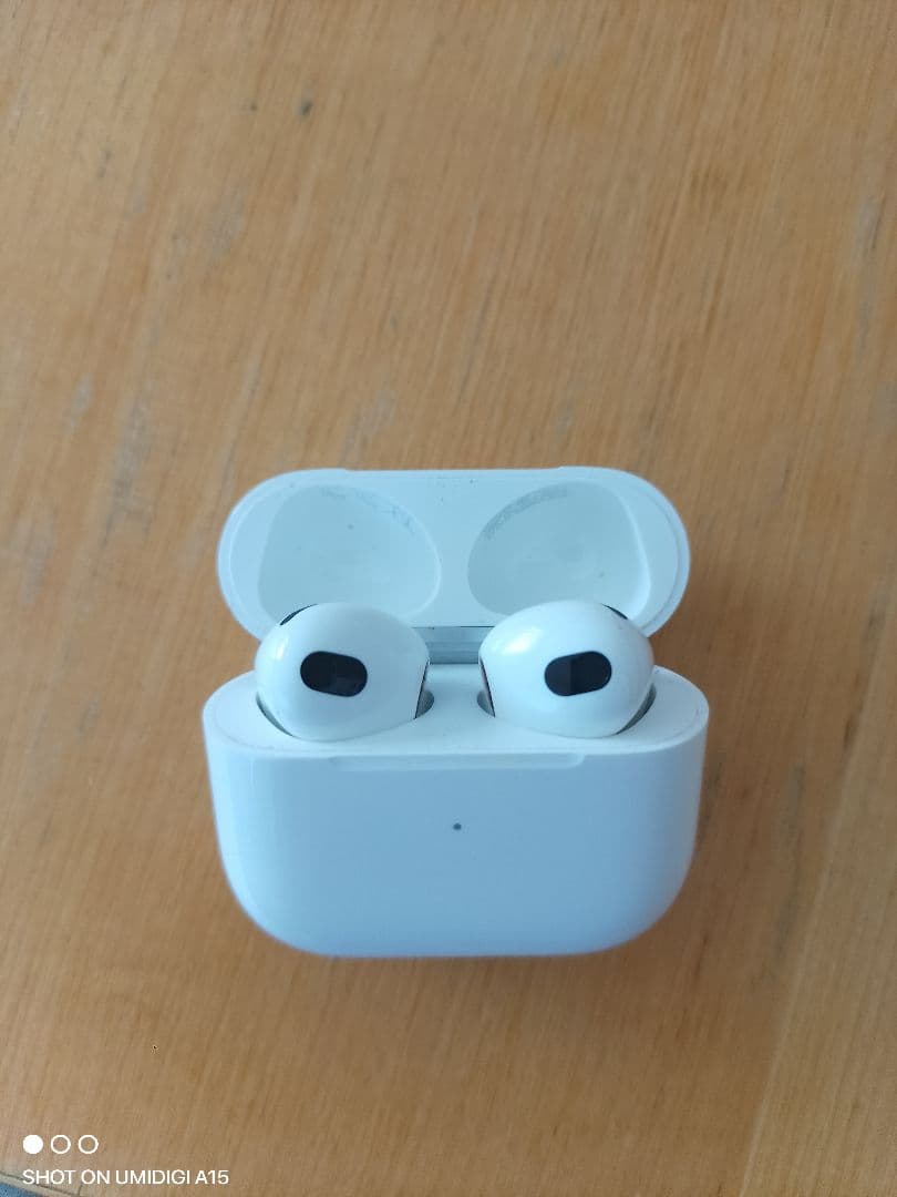 こ*う様 AirPods3 本体 ホワイト 充電ケース付き