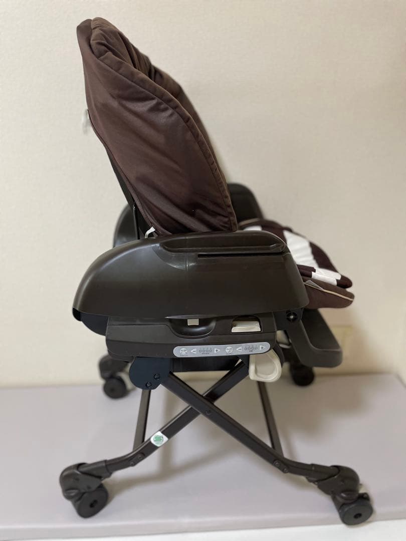 ベビーチェア ブラウンとホワイトストライプ