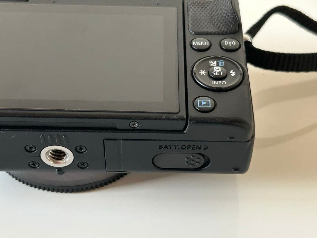 Canon EOS M100 ダブルレンズキット　ブラック