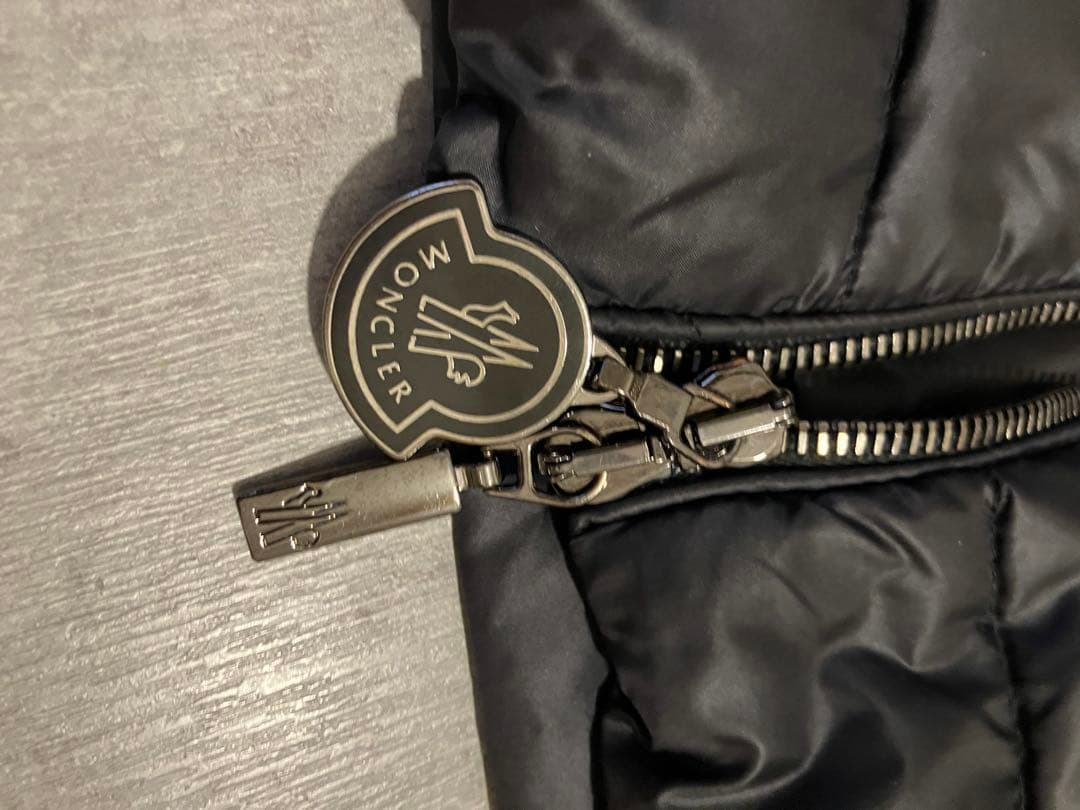 Moncler モンクレール　ダウンコート　難あり