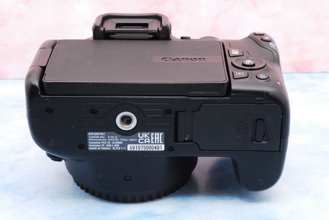 キャノン Kiss X10☆一眼レフカメラ☆単焦点＆標準＆超望遠☆バッグ付