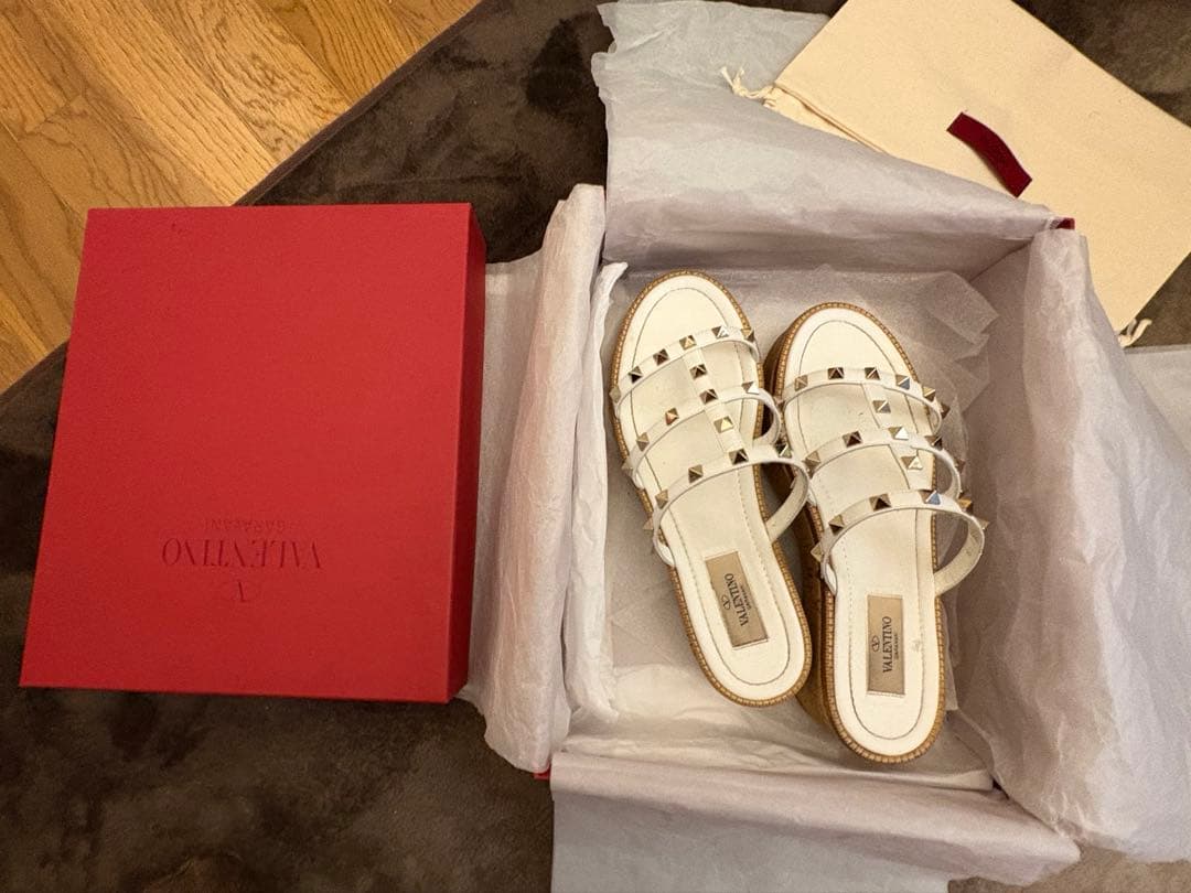 【イーピン】Valentino ホワイトサンダル