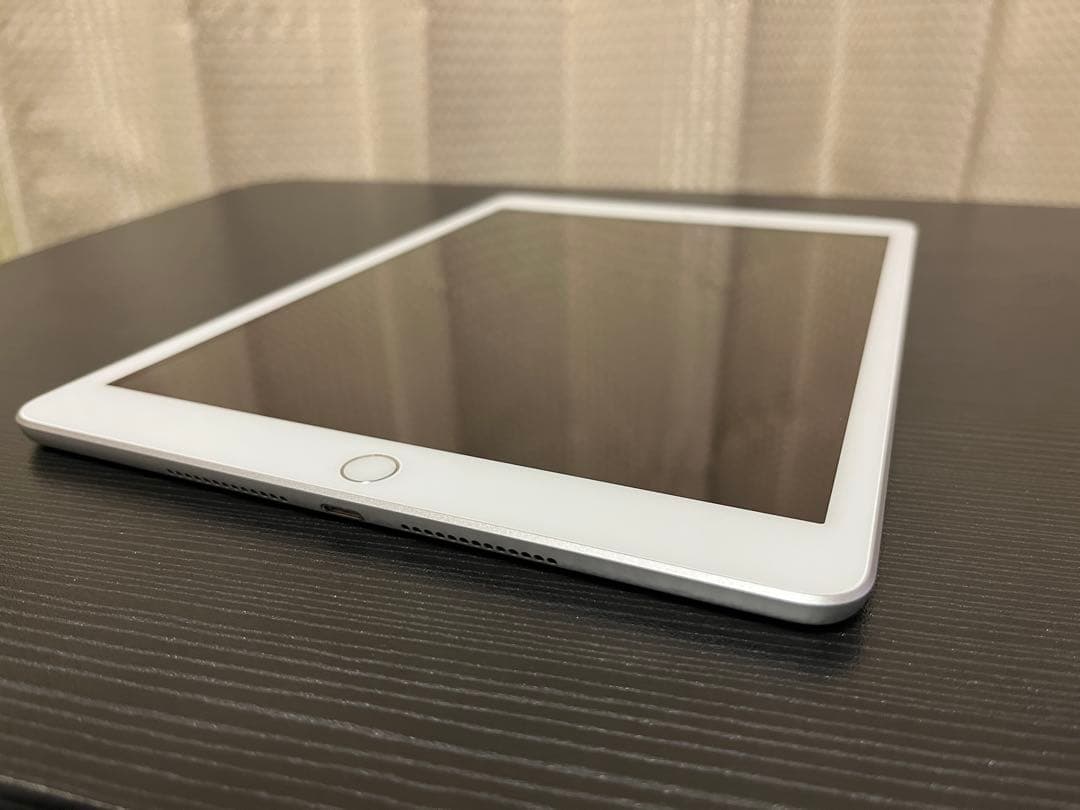 Apple iPad 第7世代 32GB WI-Fi+Cellular シルバー
