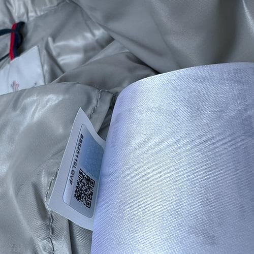 で*ん様 モンクレールのダウンコート　ロングダウン　未使用　保管時の汚れ少々