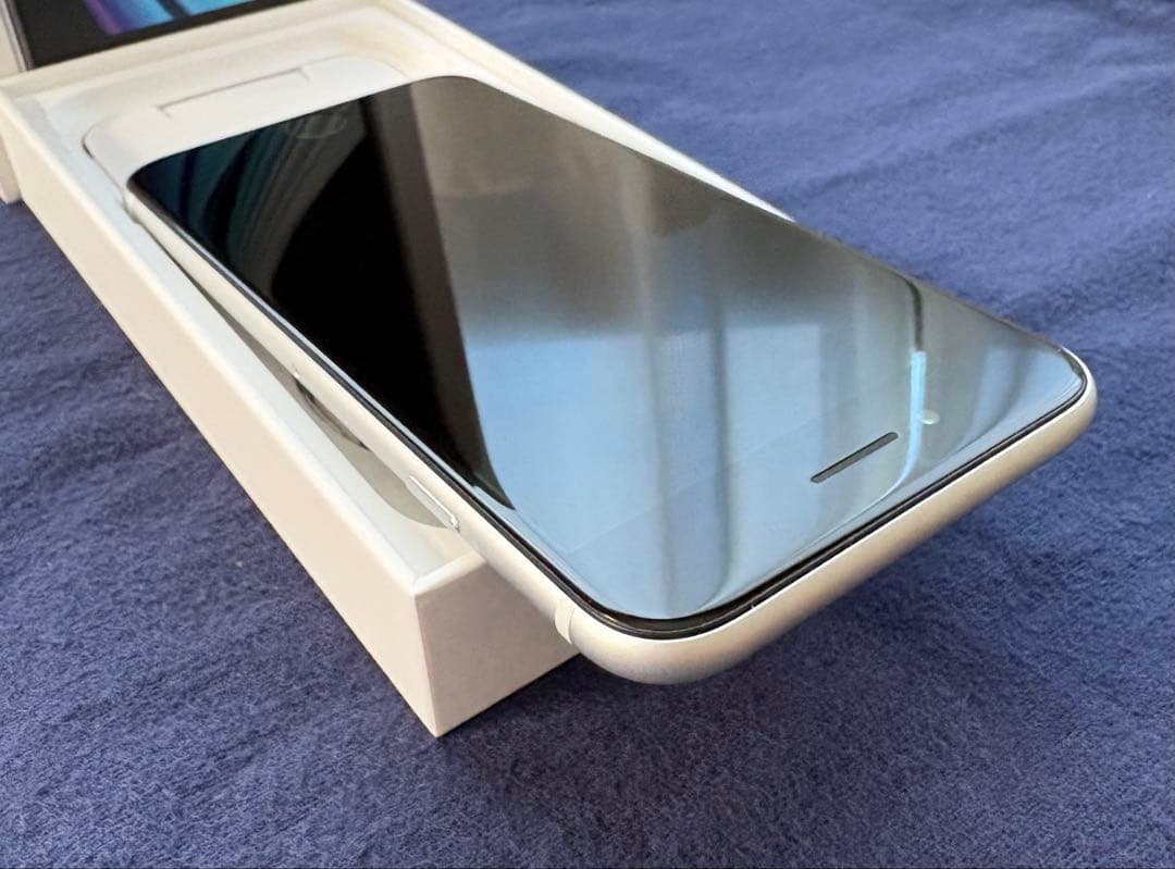 【極美品】Apple iPhone SE (第2世代) ホワイト 箱・付属品付き