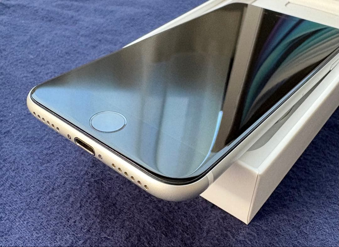 【極美品】Apple iPhone SE (第2世代) ホワイト 箱・付属品付き