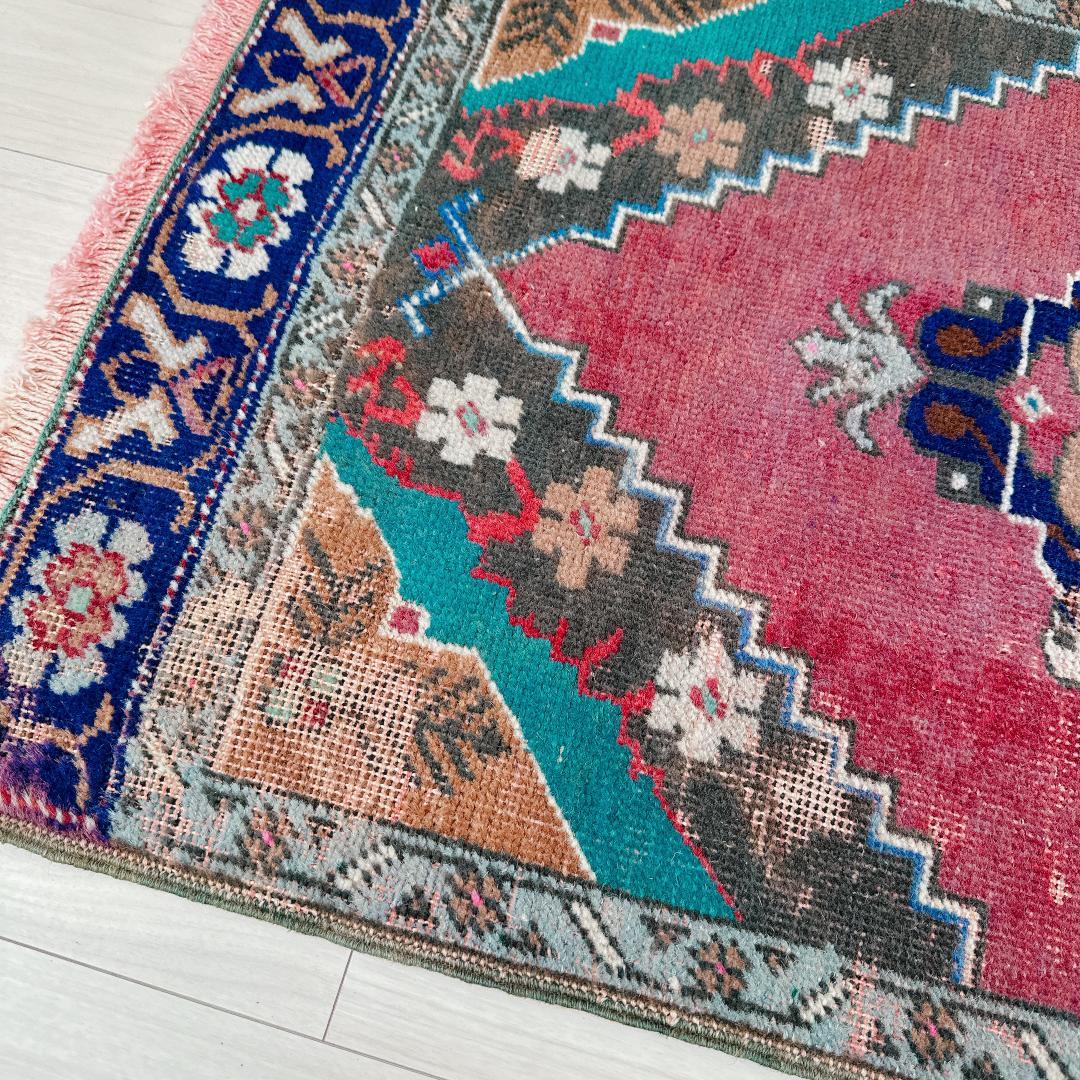 トルコヴィンテージラグ A84 人気柄 レア レッド グリーン ピンク ネイビー