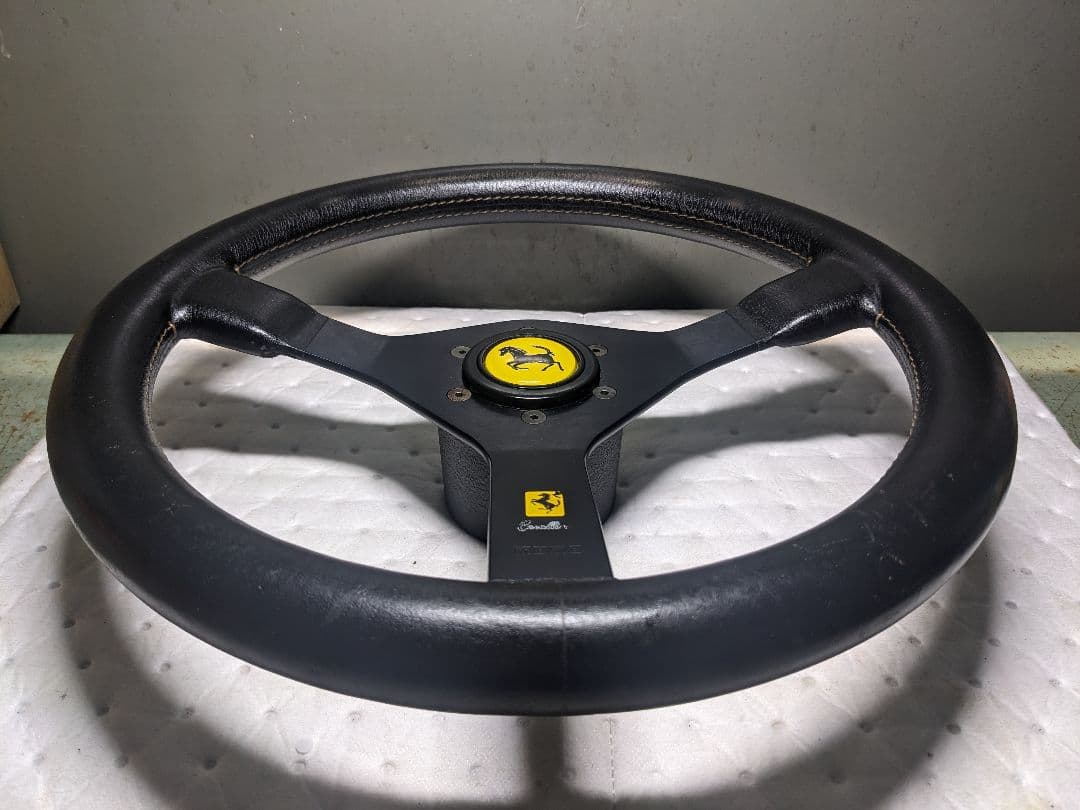 MOMO Cavallino ステアリング ● ホーンボタン、ボス付き