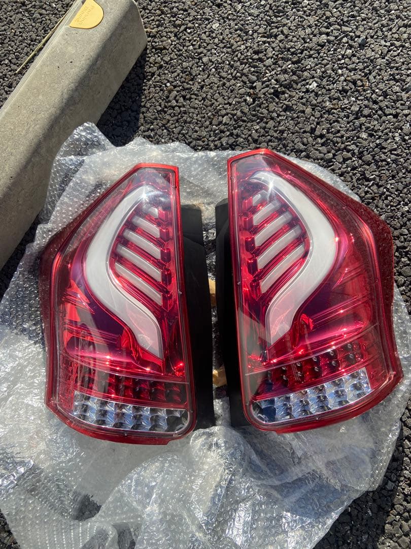 プリウスアルファ　ヴァレンティ　テールランプ