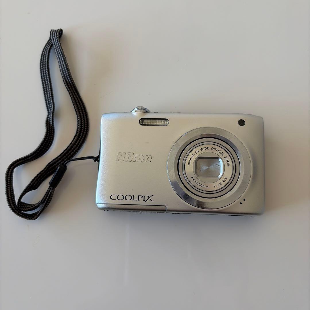 訳あり　Nikon COOLPIX A100 シルバー コンパクトデジタルカメラ