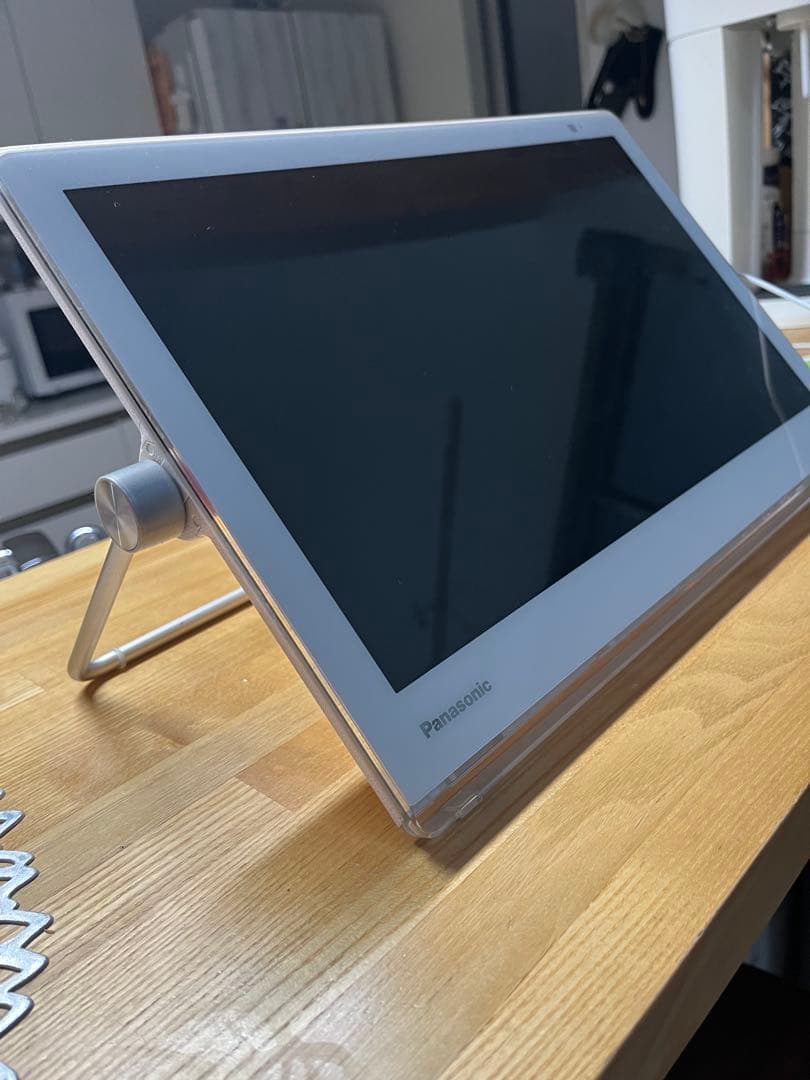 テレビ卓上型Panasonic VIERA15インチ白チューナー、ケーブル付き。