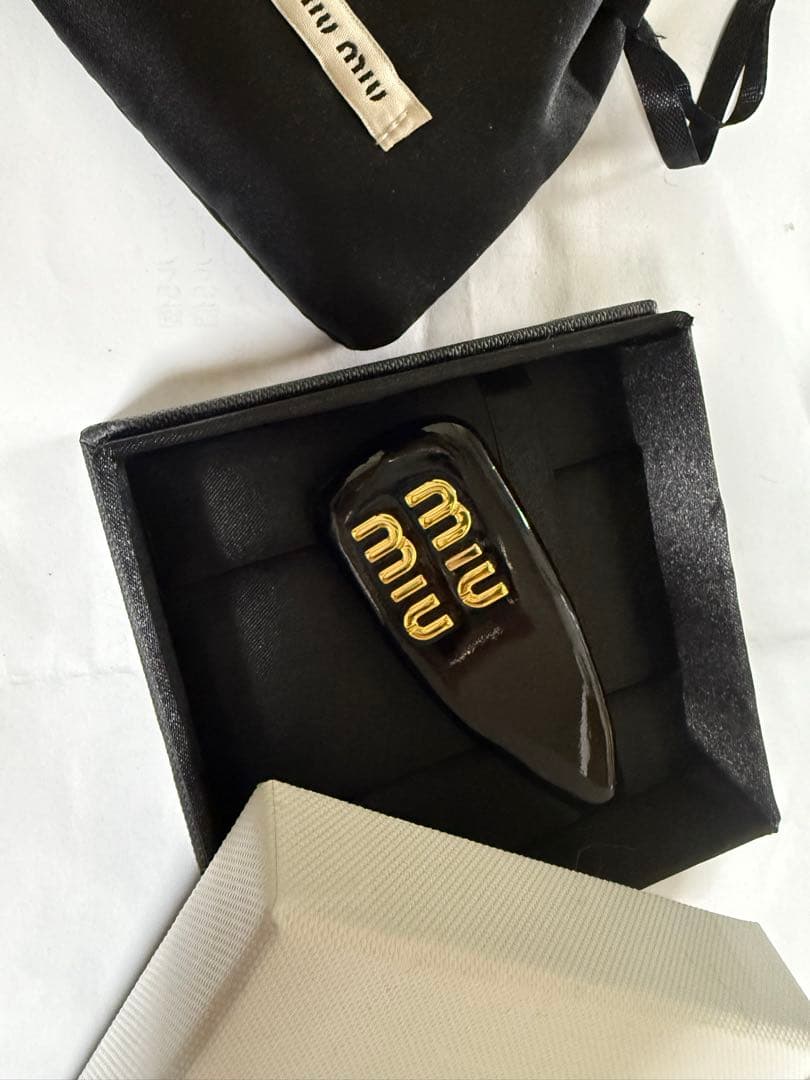 miumiu ミュウミュウ　ブラック　ヘアピン　ヘアアクセ