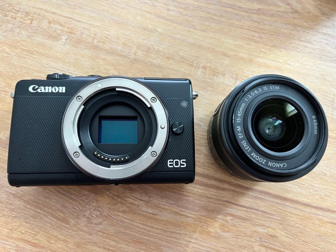 Canon EOS M100のダブルレンズキット フェイスジャケット付き