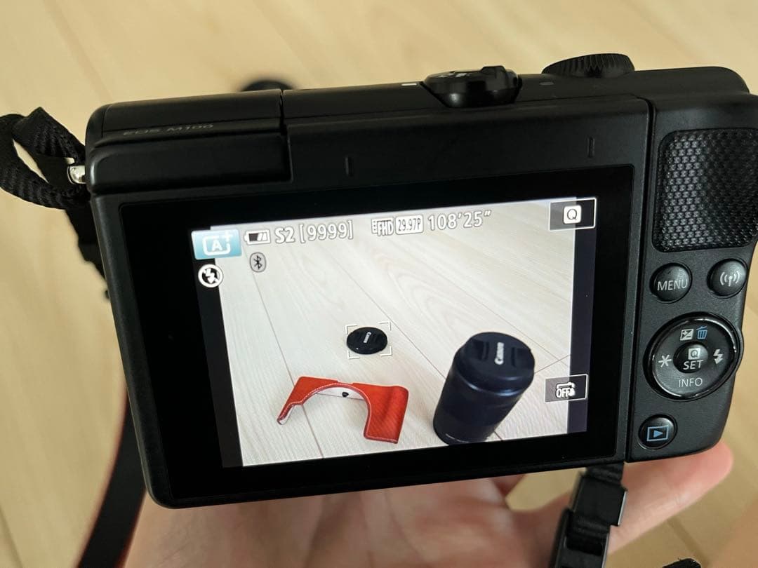 Canon EOS M100のダブルレンズキット フェイスジャケット付き