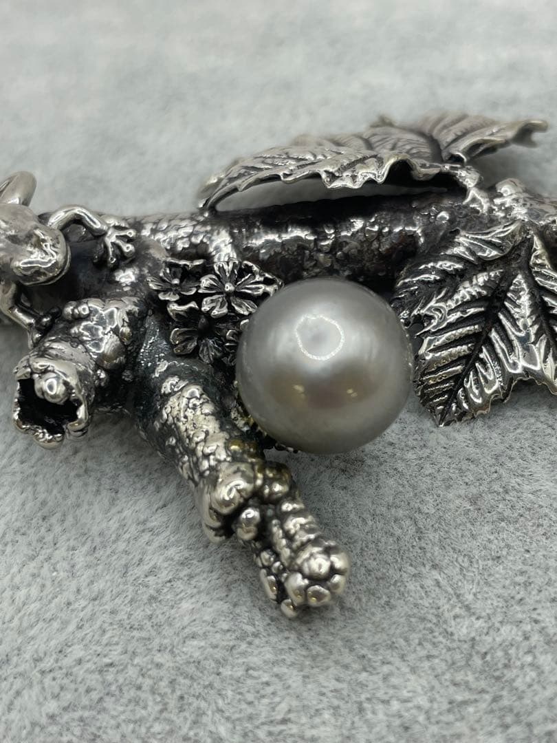 創作工房　KENZO silver 黒真珠ブローチ　カエル　 花モチーフ13mm