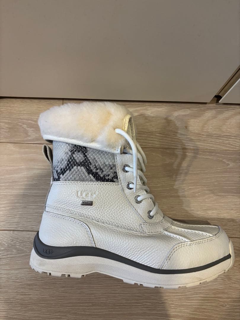 UGG ホワイト スノーレースアップブーツ USサイズ8(約25cm)