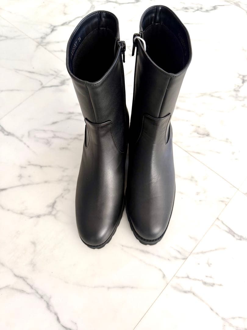 DIANA 黒いショートジッパーブーツ