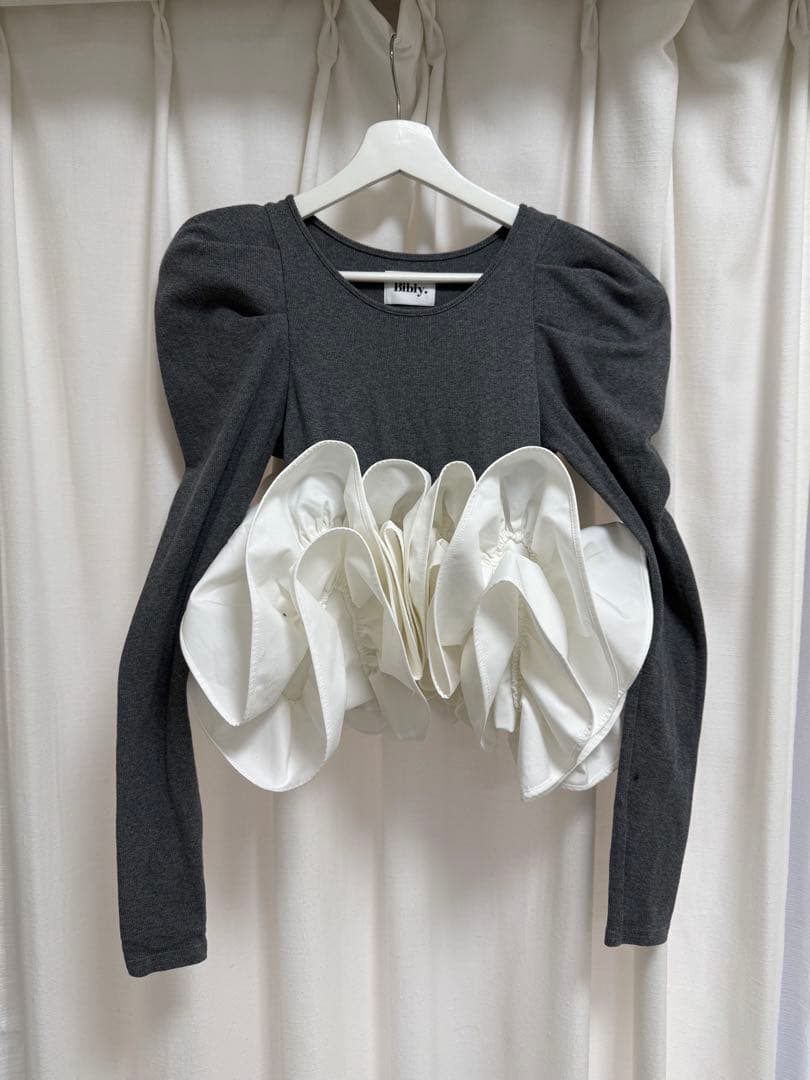 トップス BIBIY. CREME PEPURAMU TOP