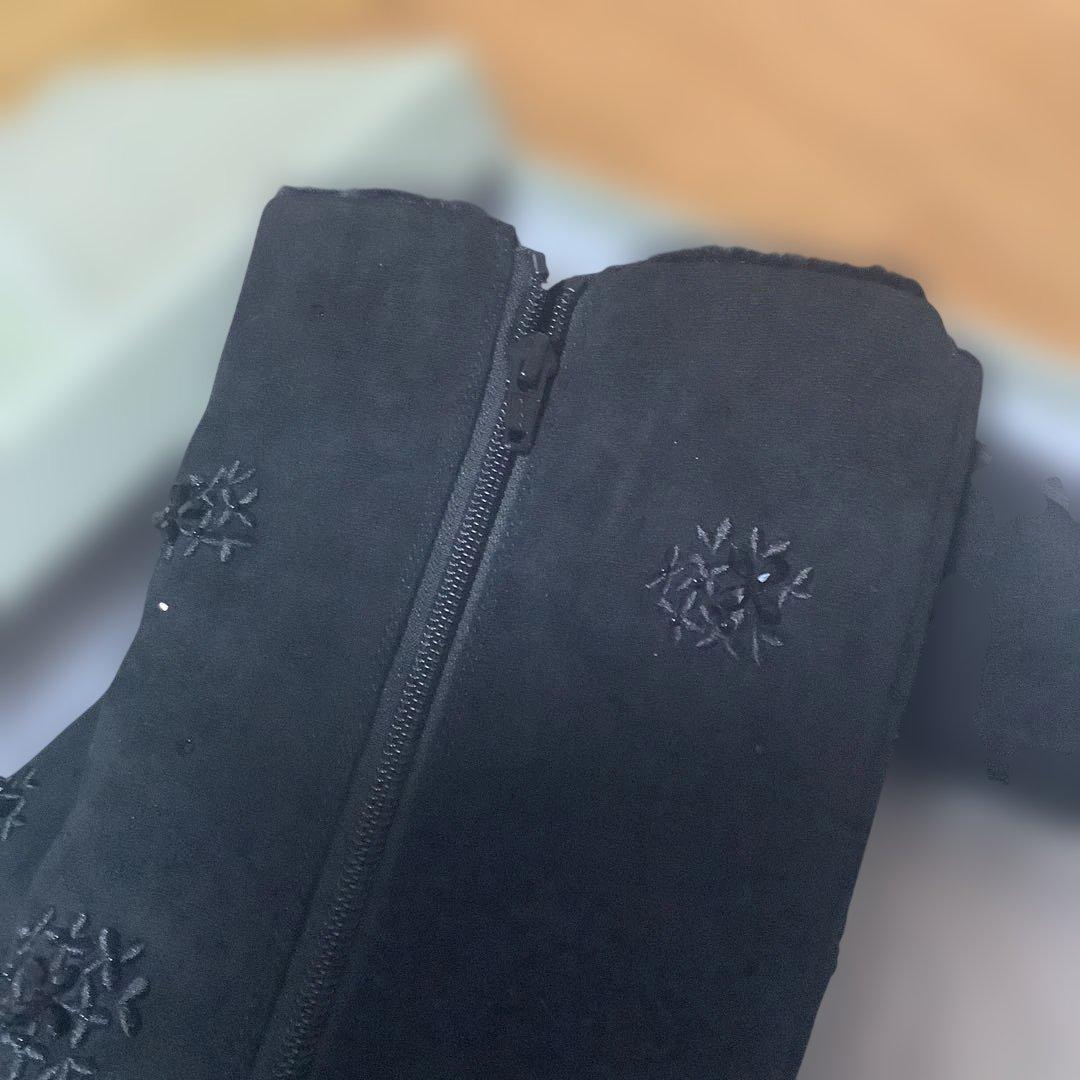 アンテプリマの黒 スエード ロングブーツ ビジューの刺繍付き23.5新品。