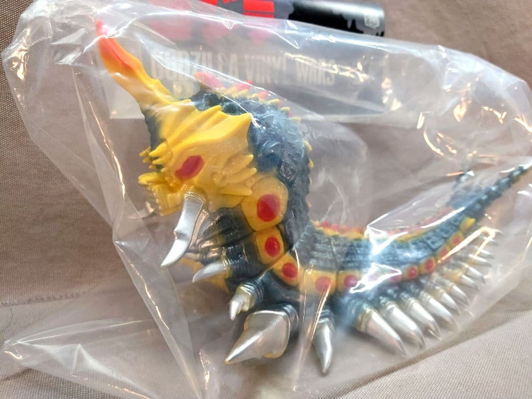 ゴジラ VANYL WARS　マーミット製 「バトラ幼虫」　メディコム・トイ