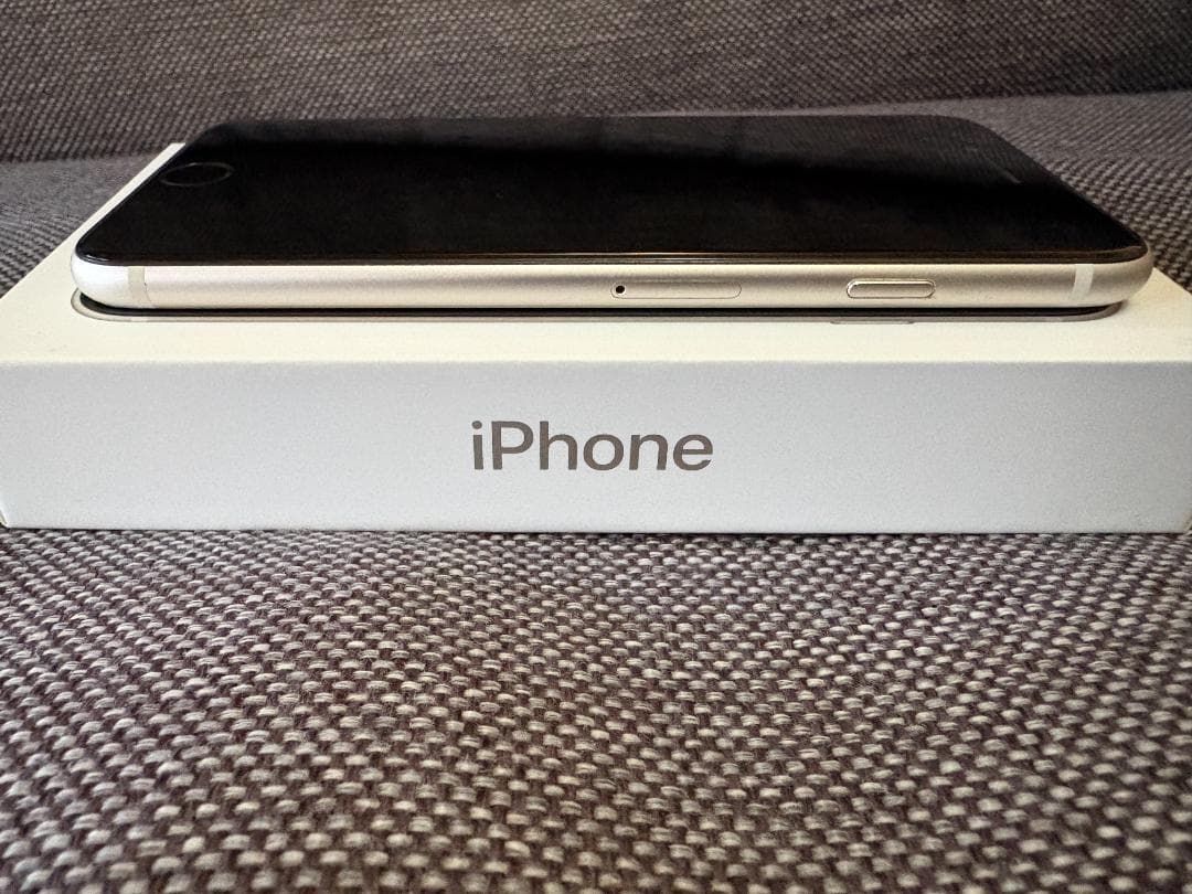 【美品】iPhone SE第3世代 64GB SIMフリー