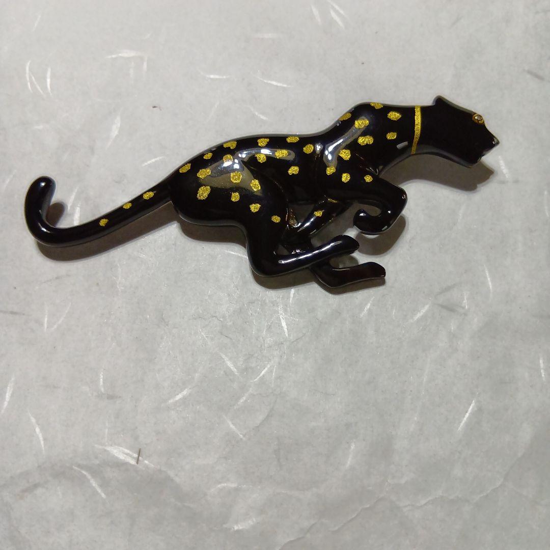 鼈甲沈金付きピューマブローチ
